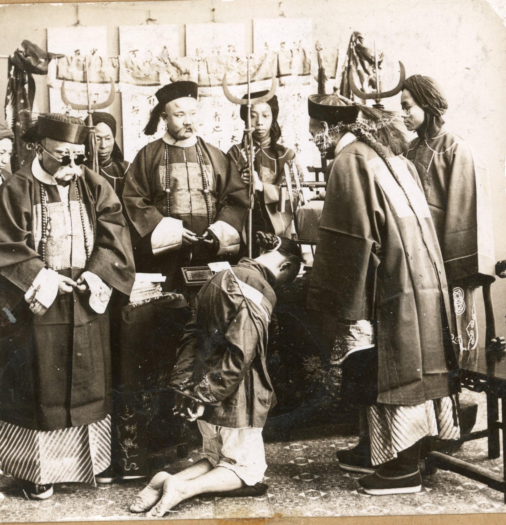 A late Qing photograph with officials and attendants.